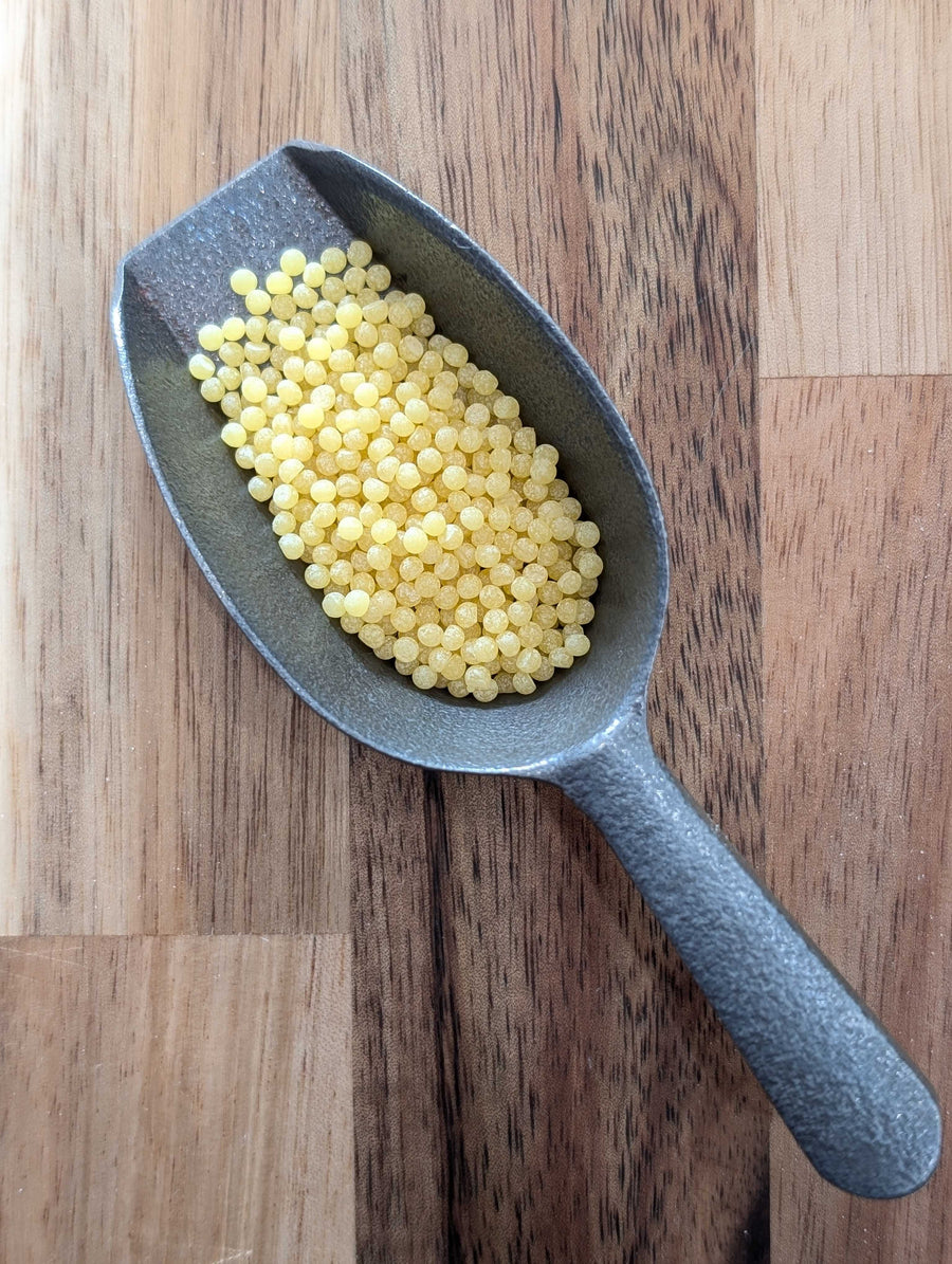 Cire d'abeille brute (billes) - Les Mauvaises Herbes