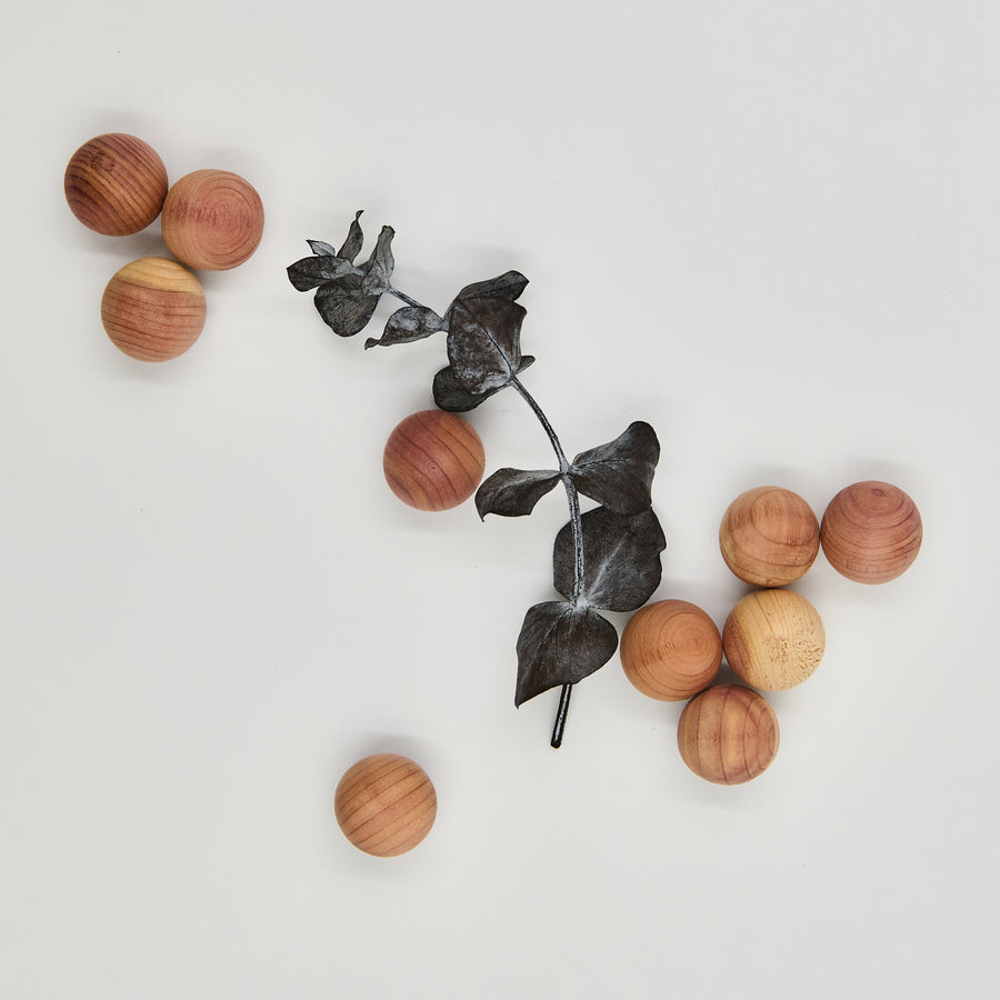 Billes de cèdre rouge - Les Mauvaises Herbes