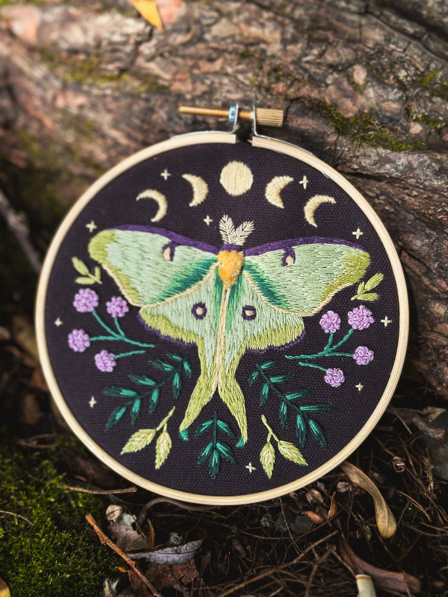 Ensemble de broderie | Actias Luna - Les Mauvaises Herbes