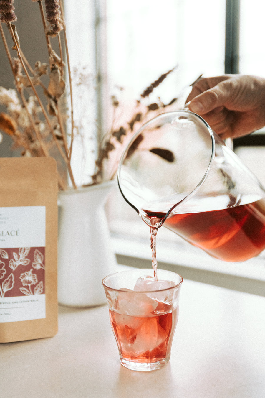 Thé glacé - hibiscus et mélisse - Les Mauvaises Herbes