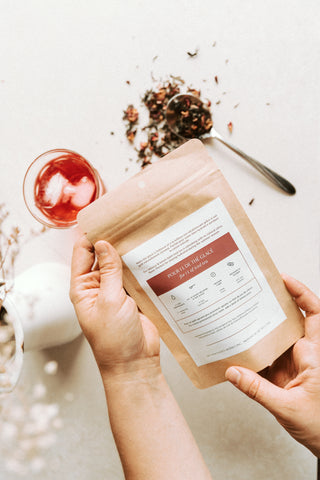 Thé glacé - hibiscus et mélisse - Les Mauvaises Herbes