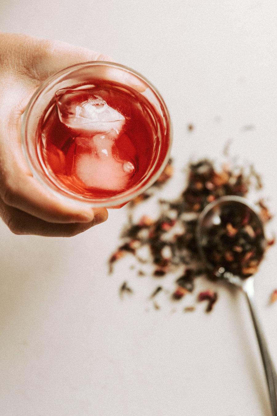 Thé glacé - hibiscus et mélisse - Les Mauvaises Herbes