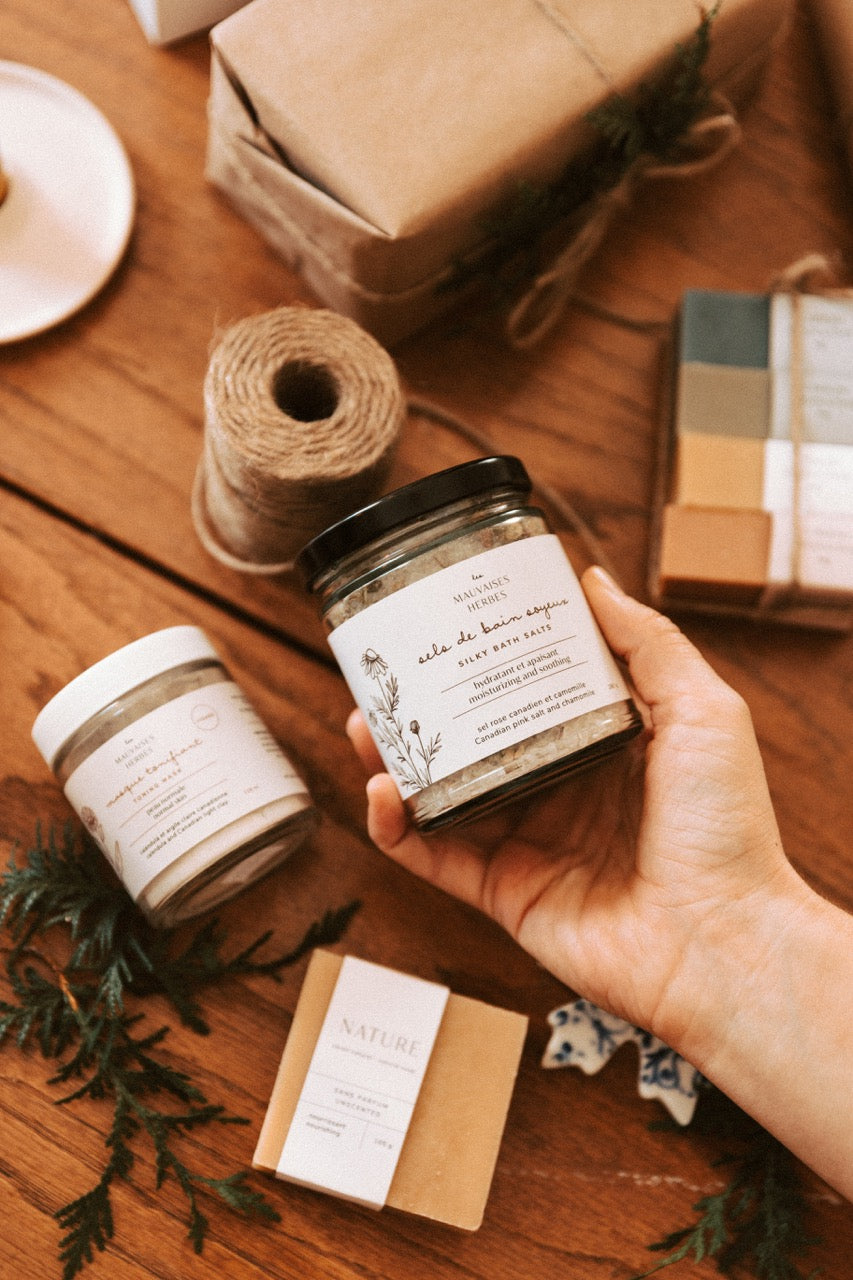 Sels de bain soyeux - sel rose canadien et camomille - Les Mauvaises Herbes