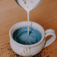 Latté nocturne bleu - lavande et basilic sacré - Les Mauvaises Herbes