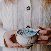 Latté nocturne bleu - lavande et basilic sacré - Les Mauvaises Herbes
