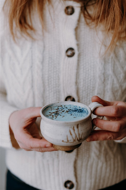 Latté nocturne bleu - lavande et basilic sacré - Les Mauvaises Herbes