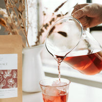 Thé glacé - hibiscus et mélisse - Les Mauvaises Herbes