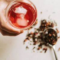 Thé glacé - hibiscus et mélisse - Les Mauvaises Herbes